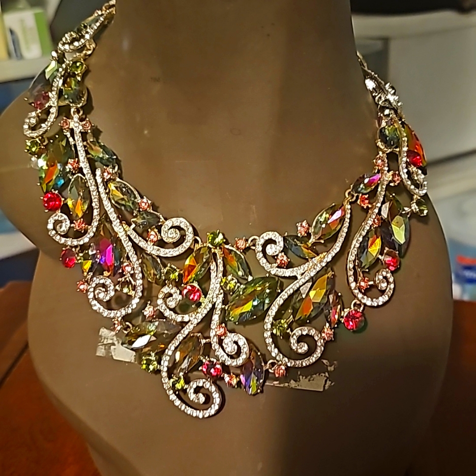 Rhinestone & Australia Crystals. 3pc Choker Set, Bracelet & Earrings (Pierce).